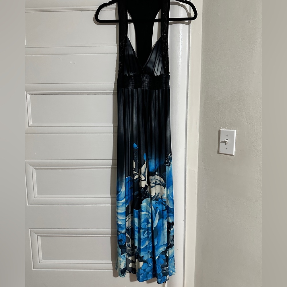 Super Soft and Stretchy Maxi Dress! 🖤💙